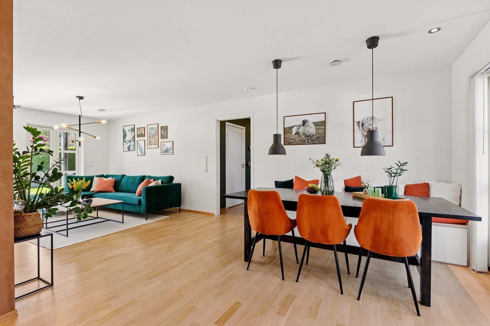 Det er en stor og god romslig stue som fremstår lys og pen. God plass til sofa og spisebord Galleribilde