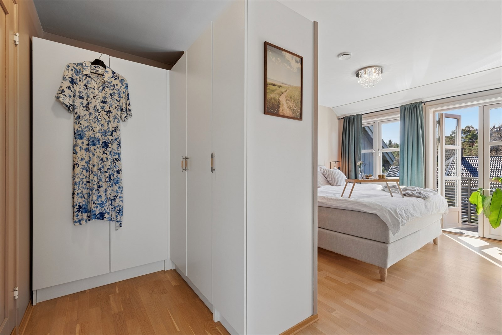 Her er det plass til stor seng og stor garderobe Galleribilde