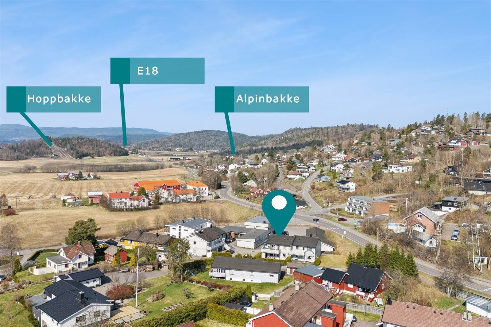 For øvrig er det ca. 7,5 km til Holmestrand sentrum, kun ca. 4 minutter til påkjøring til E18 og ca. 4,1 km til fjellheisen på Rove, som tar deg direkte fra fjellet og ned til den moderne jernbanestasjonen og sentrum. Galleribilde