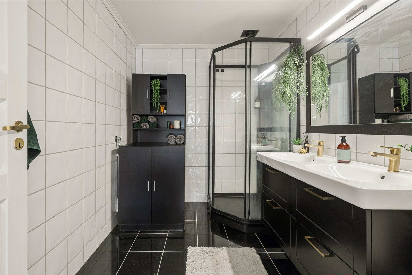 Badet er delikat utført med flislagte overflater og fremstår som moderne og innbydende. Galleribilde