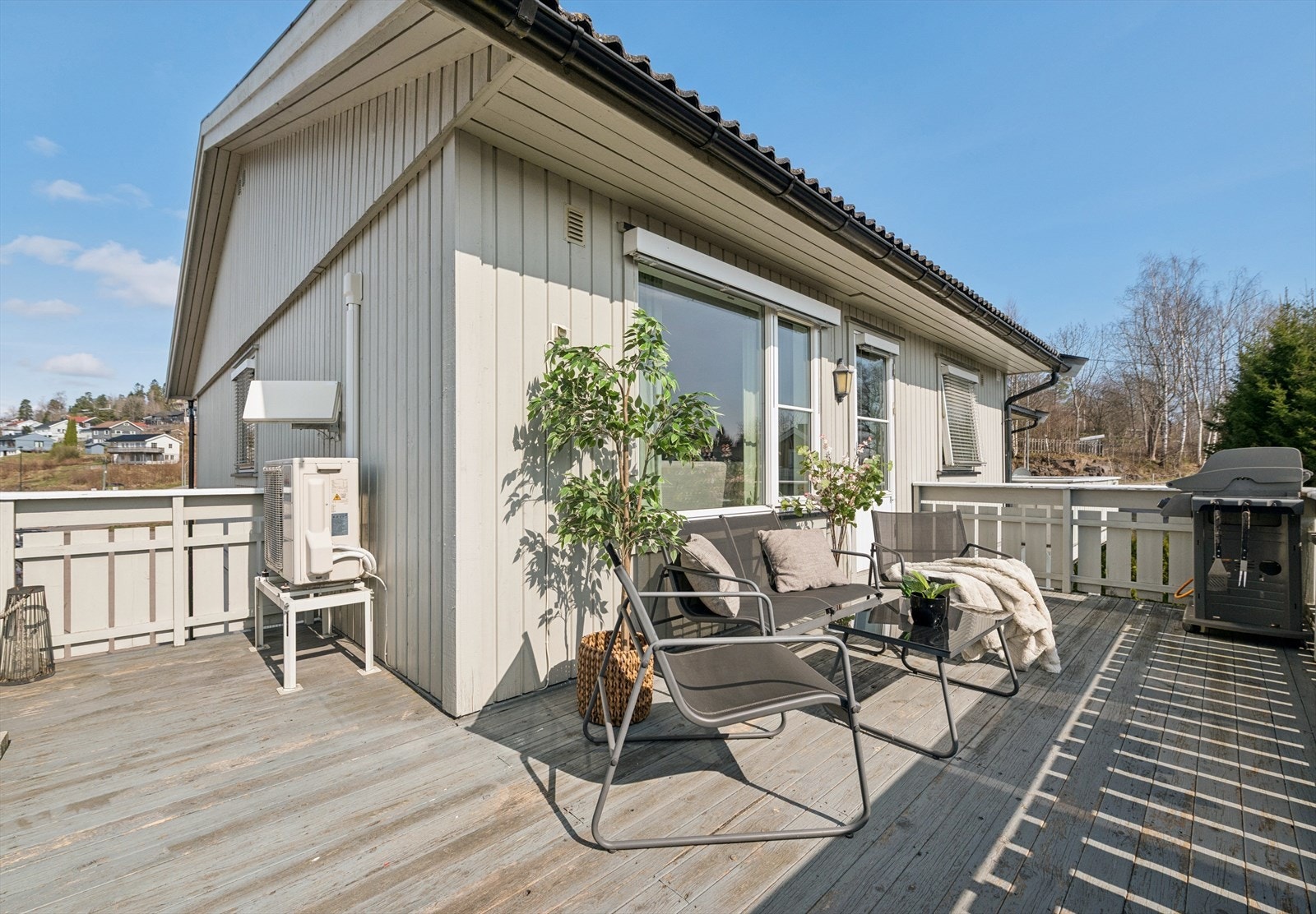 Herlig, solrik balkong på 19 m² med adkomst fra stuen. Galleribilde