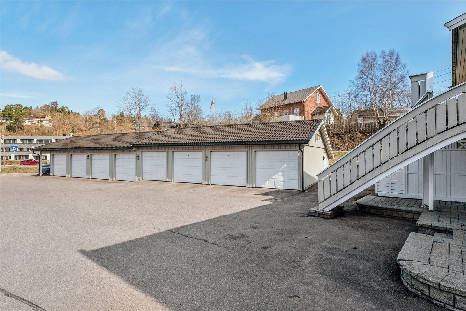 Det medfølger garasje med gode oppbevaringsmuligheter, bod i bakkant og montert elbillader. Galleribilde