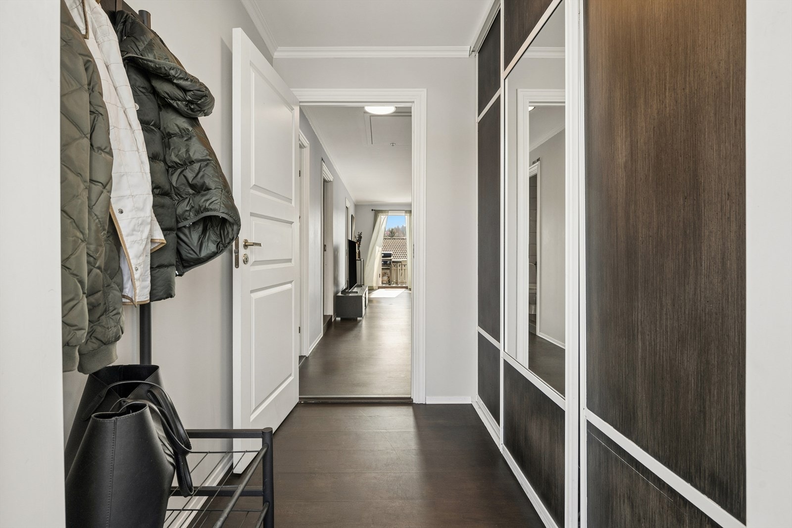 Innenfor inngangsdøren ønskes du velkommen av en lys og innbydende entré med god plass til yttertøy og sko, samt en stor skyvedørsgarderobe som gir utmerkede oppbevaringsmuligheter. Galleribilde