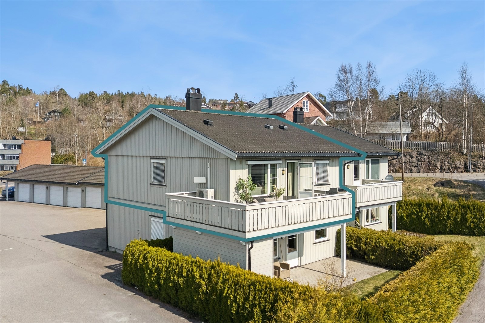 Dette er en innholdsrik og familievennlig selveierleilighet med ettertraktet endeplassering i 2. etasje. Galleribilde