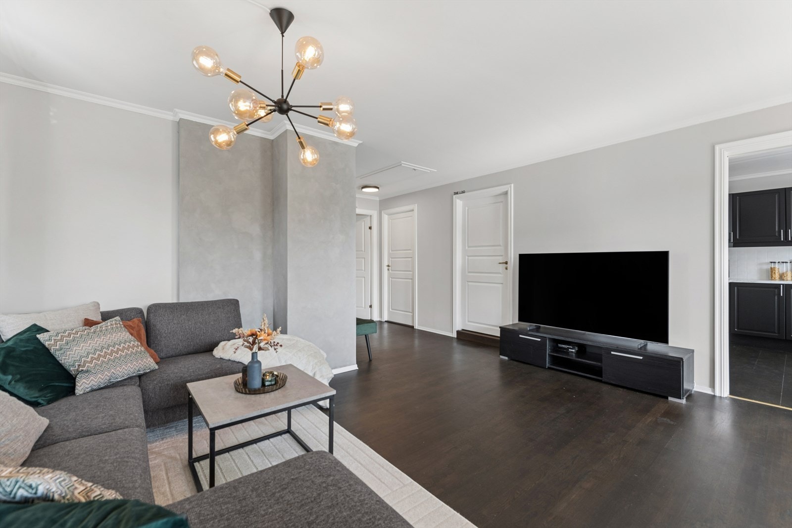 Fra stuen er det også adkomst til et delvis gulvet loft med gode lagringsmuligheter. Galleribilde