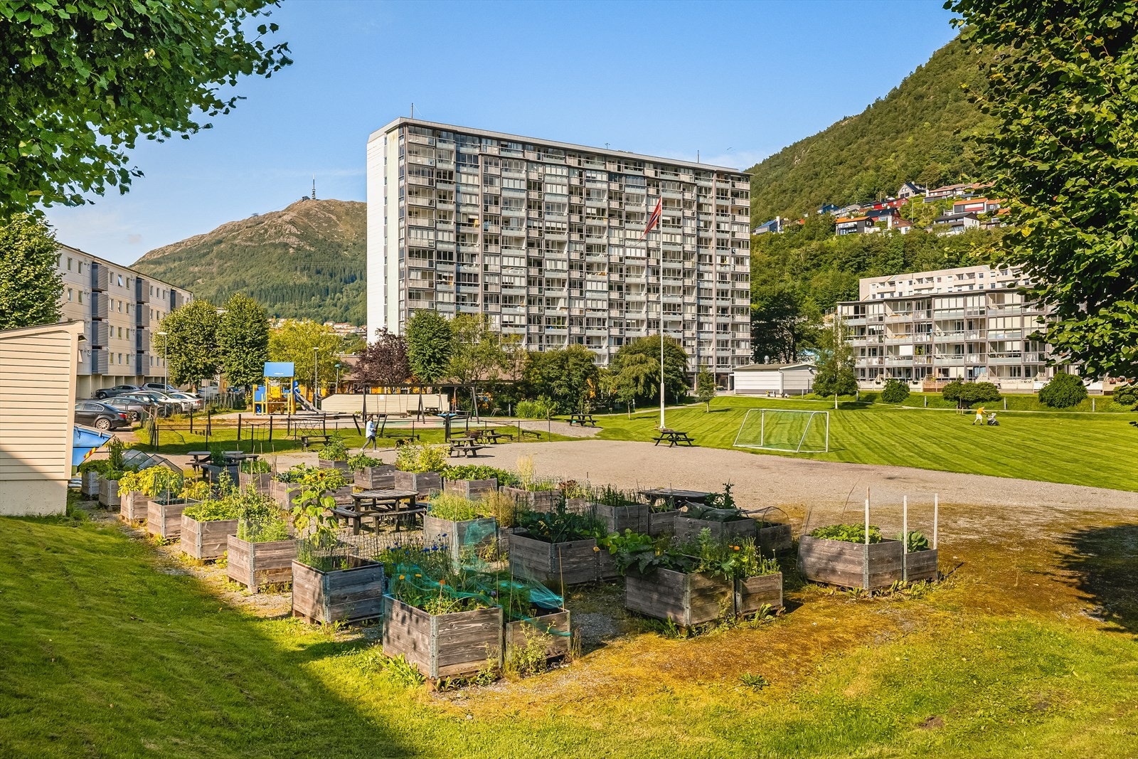 Pent opparbeidet med diverse interne veier, lekeplasser, ballplass, grøntarealer og diverse prydbusker/beplanting. I den trivelige Mannsverk park er det både benker, lekeapparater og en permanent grill til bruk for alle. Galleribilde