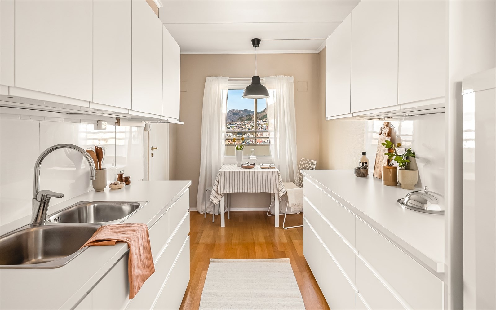 Leiligheten har et romslig og adskilt kjøkken på 9,2 m², med en stilren og moderne innredning. Galleribilde