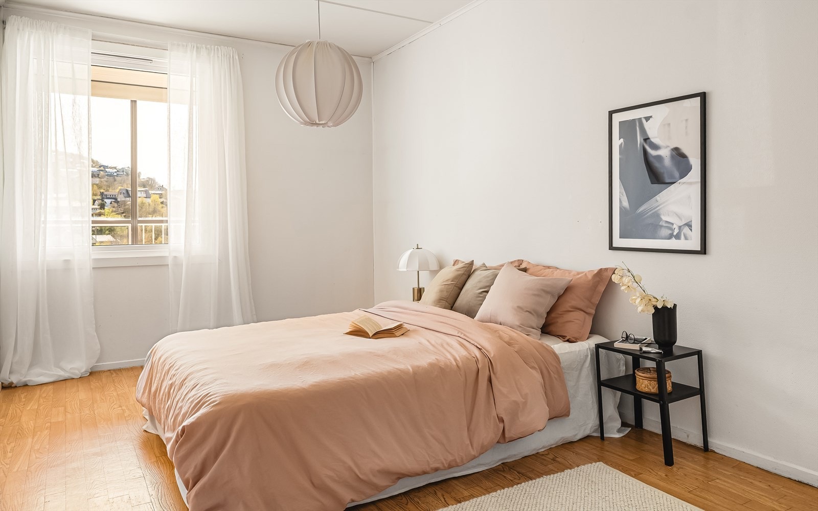 Soverommet måler 13,1 m² og vender ut mot den innglassede balkongen. Her er det god plass til stor dobbeltseng med nattbord på begge sider, samt gode muligheter for garderobeløsning. Galleribilde