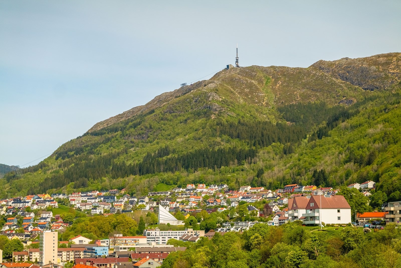 Inngangsparti og kjøkkenvindu vender mot øst og har nydelig utsikt over deler av Bergensdalen, Ulriken, Fløien, Fjellsiden og Bergen sentrum mm. Galleribilde