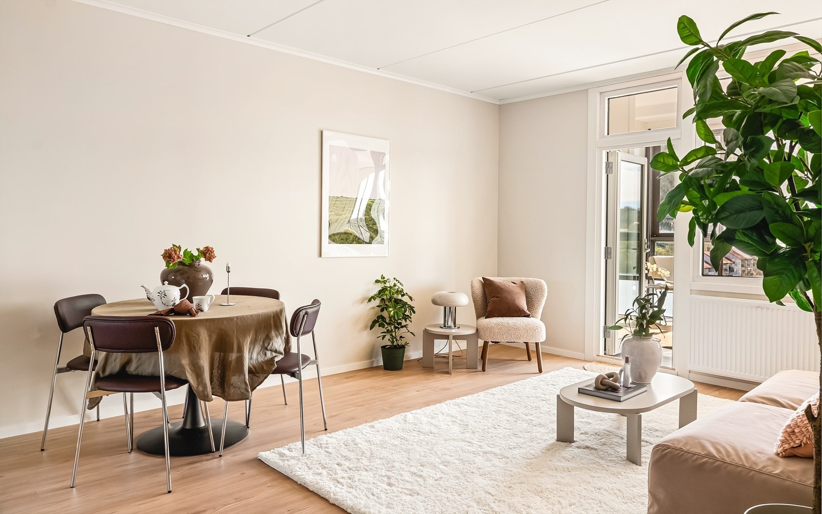 Stuen er på 20,6 kvm, og har god plass til både sofagruppe og spisebord. Store vindusflater mot sør slipper inn rikelig med naturlig lys, og beliggenheten i 11. etasje gir en fantastisk utsikt, helt uten innsyn. Galleribilde