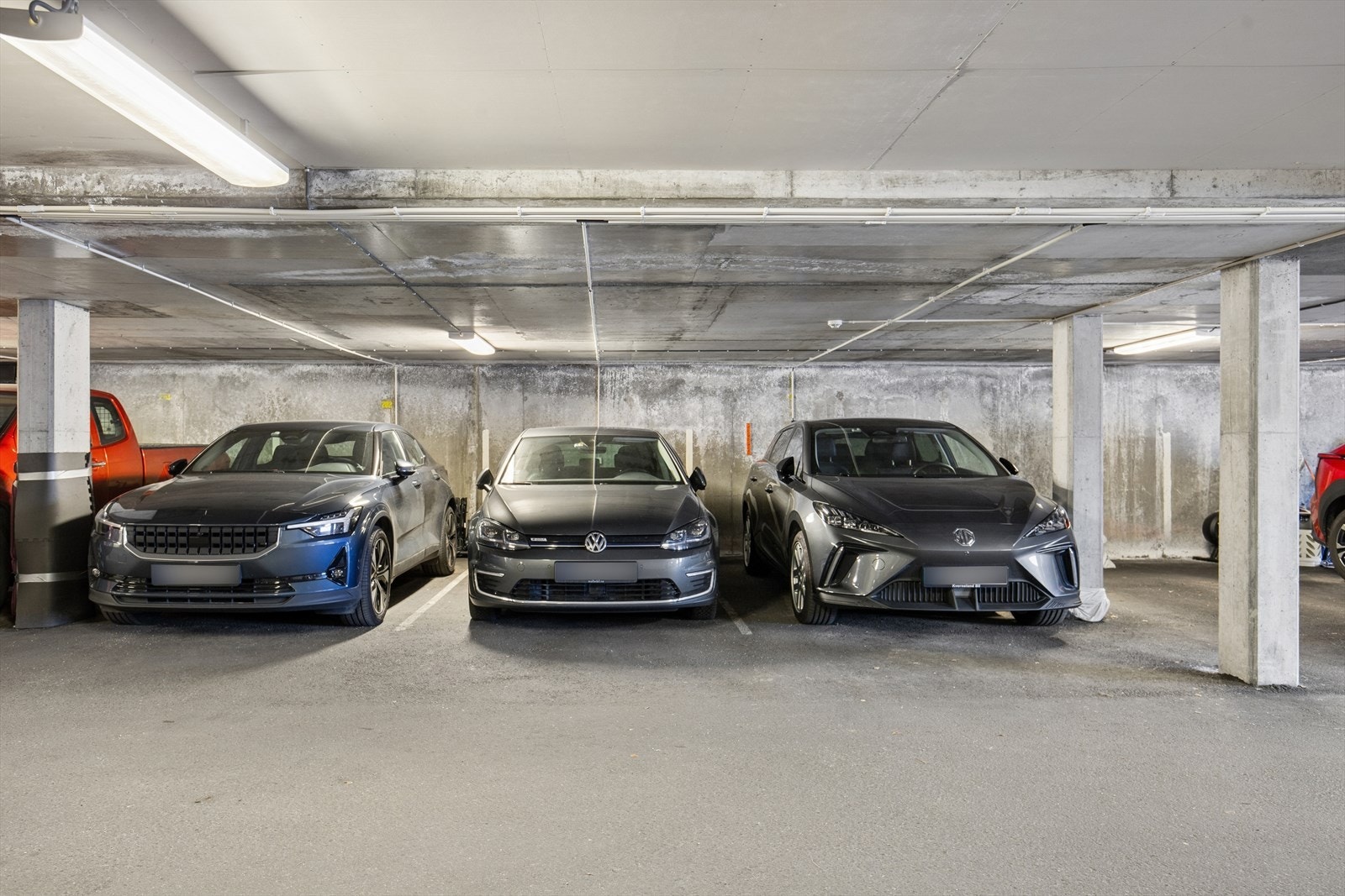 Fast p-plass i lukket garasjeanlegg. Det er opplegg til el-lader. Galleribilde