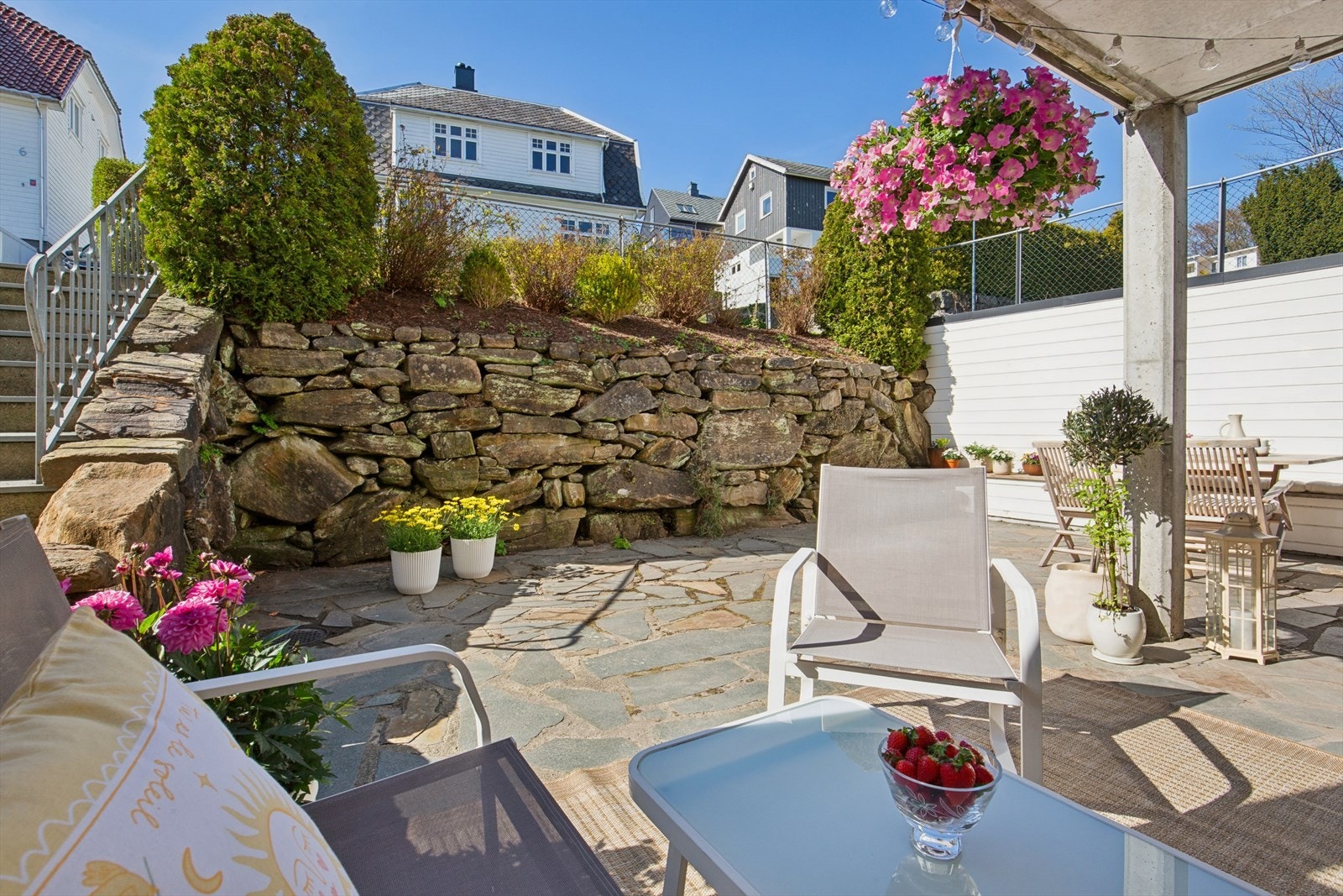 Vestvendt terrasse. Galleribilde