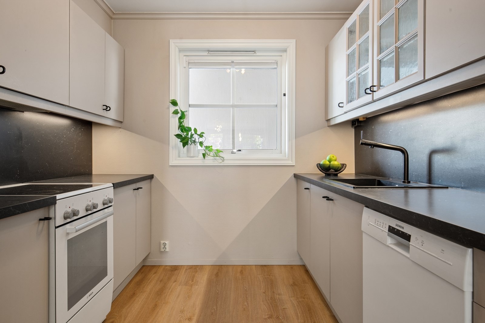 Kjøkken med laminat benkeplate, god skap- og benkeplass. Galleribilde