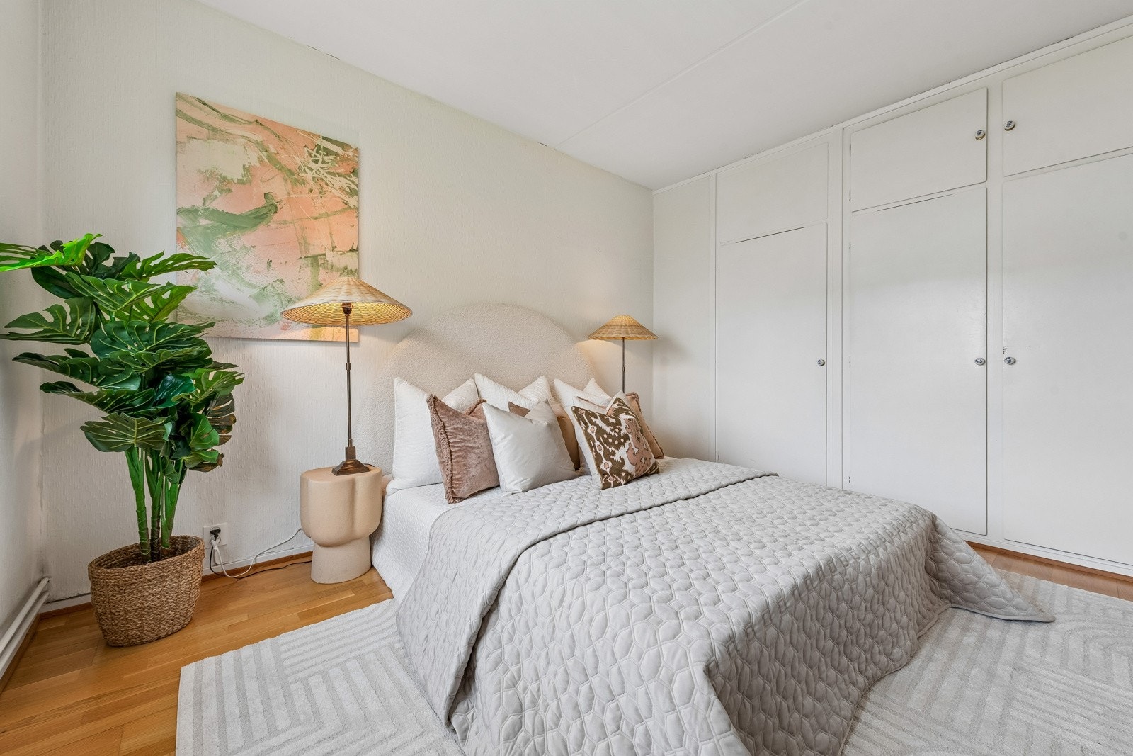 Hovedsoverommet har adkomst fra stuen og det er god plass til dobbeltseng, nattbord mm. Det er plassbygd garderobeskap med kott/innvendig bod. Galleribilde