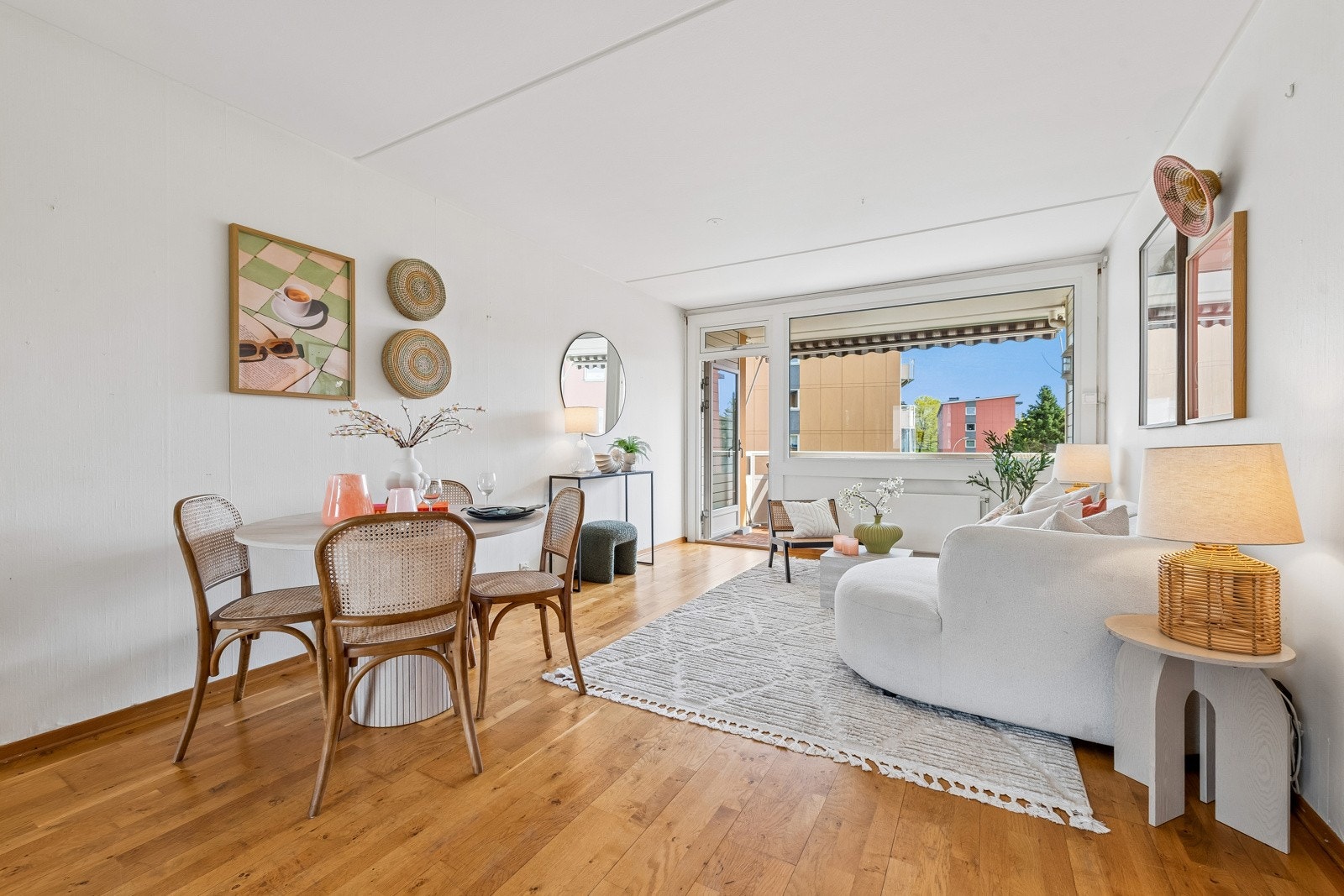 Det er en fin plass til spisebord for hyggelige sammenkomster i overgangen til stua. Galleribilde