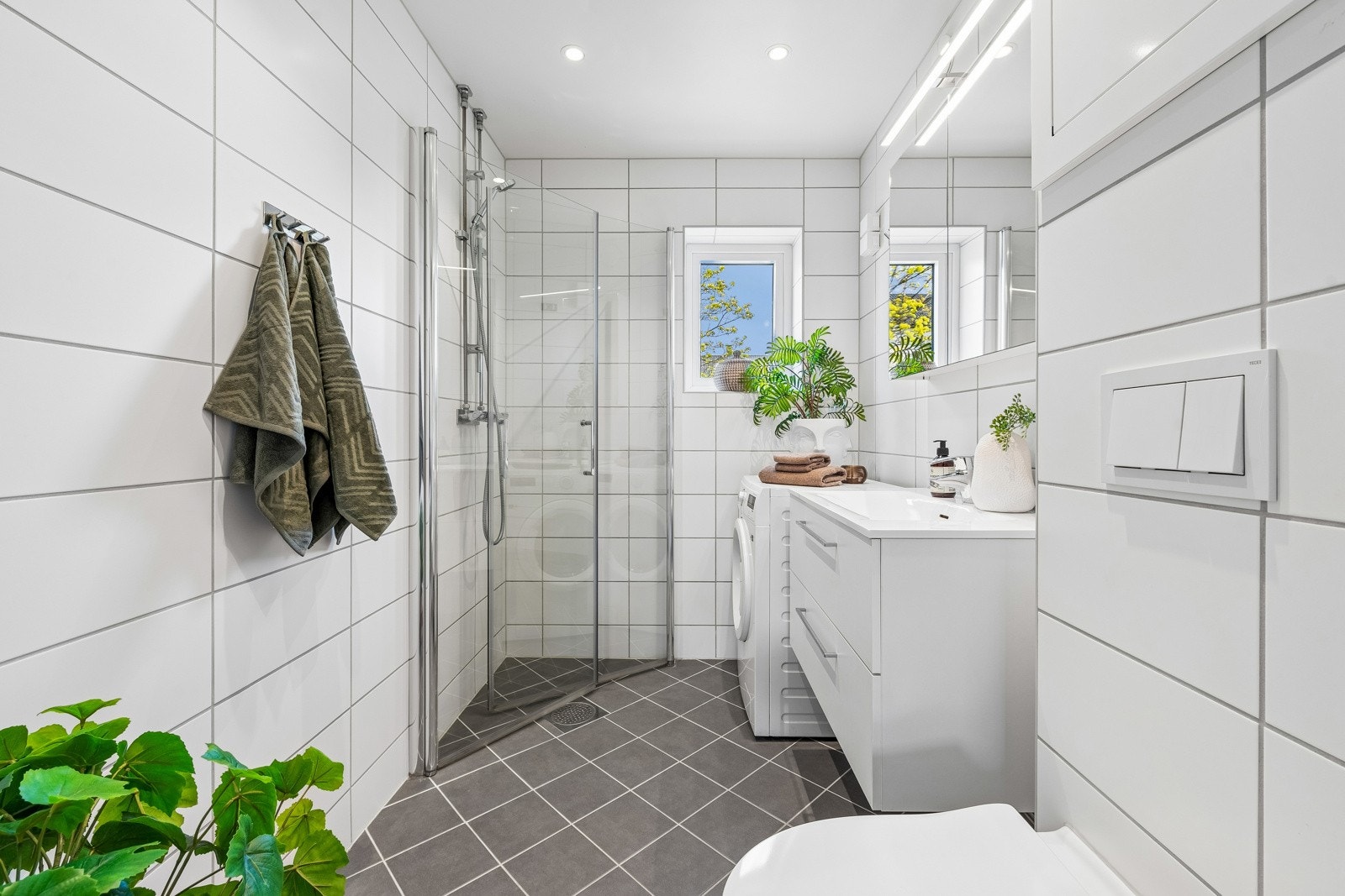 Pent og delikat baderom fra 2021 med gulvvarme og downlights. Galleribilde