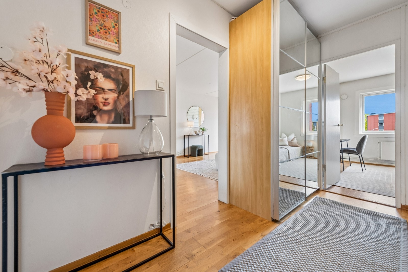 Lys og romslig entre med garderobeskap og en innvendig bod/kott med god lagringsplass. Galleribilde
