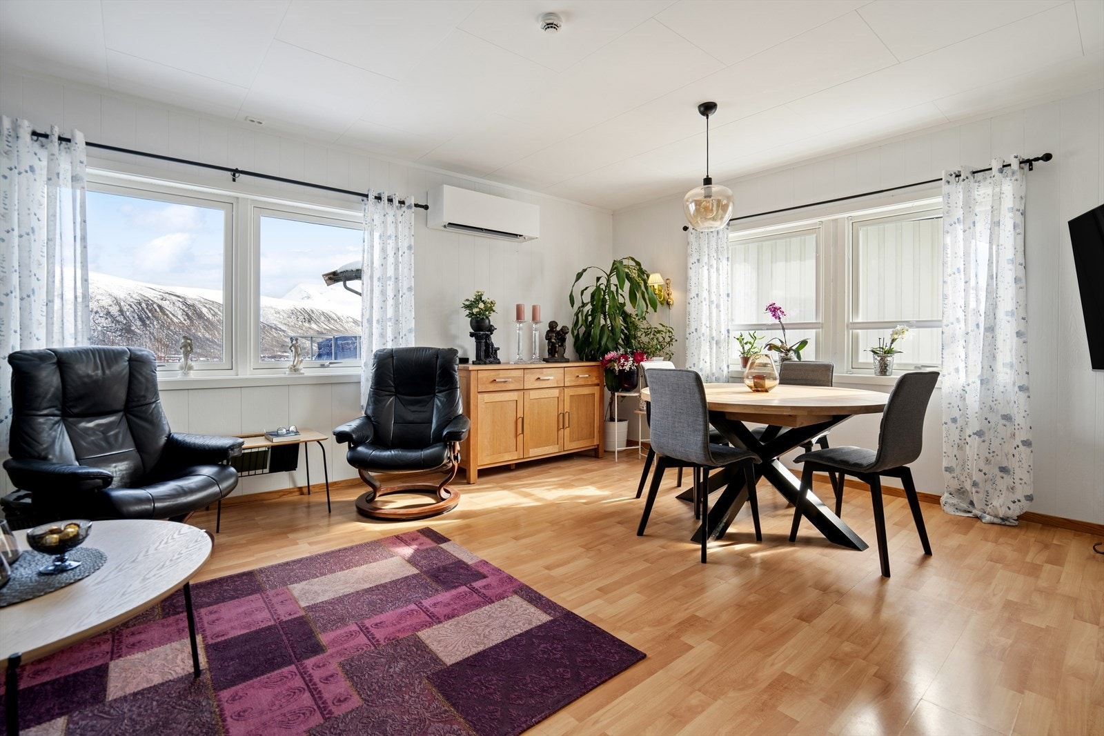 Stuen fremstår romslig og innbydende, med god plass til flere møbleringssoner. Store vindusflater sørger for rikelig med naturlig lys. Galleribilde