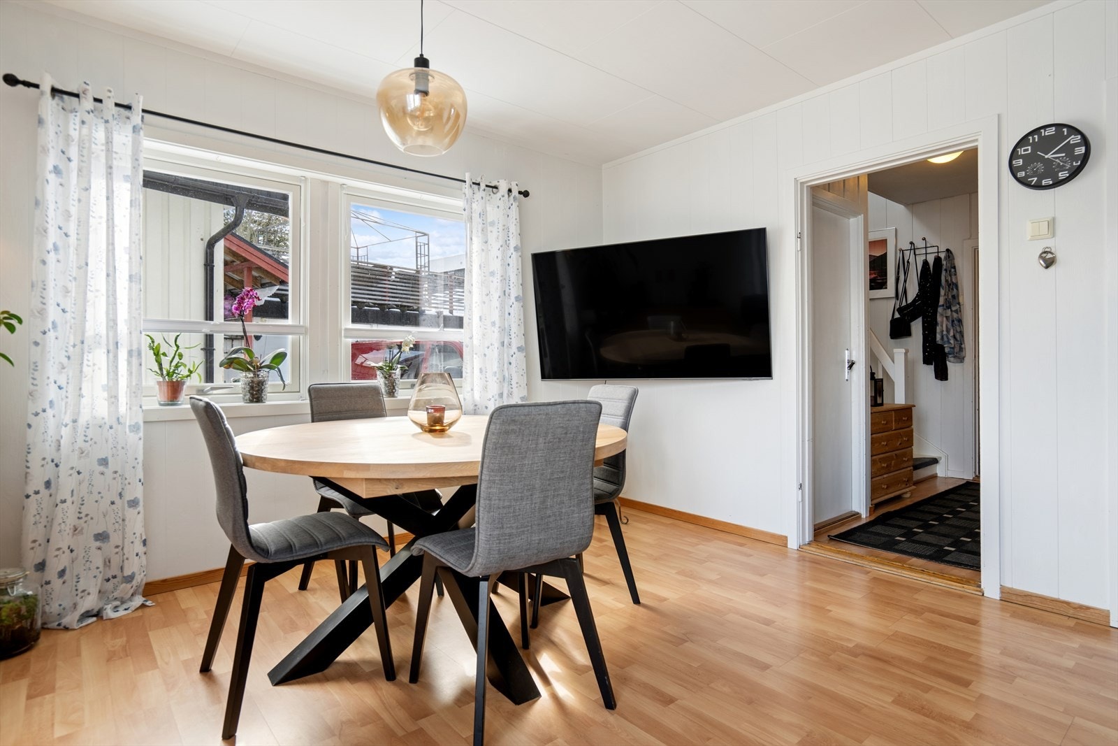 Fra stuen er det åpen tilgang til gangen, som leder videre til trappehuset og boligens øvrige rom. Galleribilde