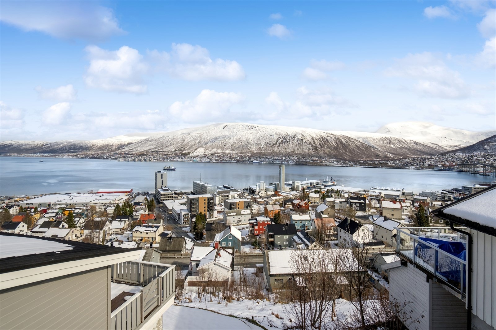 Fra eiendommen er det en flott og vidstrakt utsikt over Tromsøysundet, sentrum og fjellene. Galleribilde