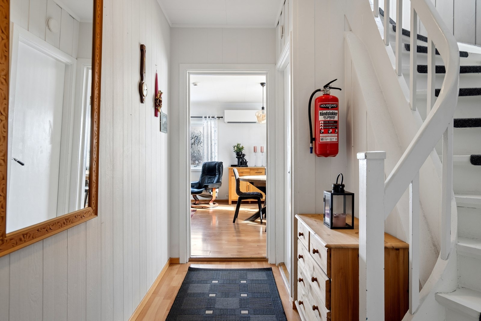 Velkommen inn. Gangen i hovedetasjen forbinder entré, stue og trappen til de øvrige etasjene. Galleribilde