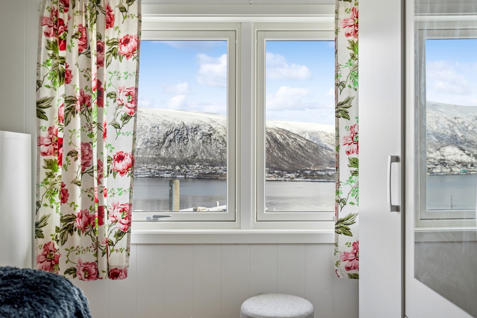 Fra soverommene er det fin utsikt over sundet og fjellene. Galleribilde