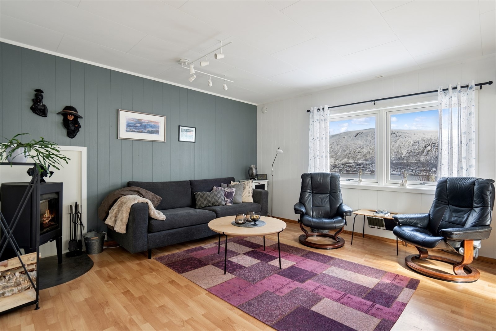 En kombinasjon av laminatgulv og panelkledde vegger gir rommet et tidløst preg. Galleribilde