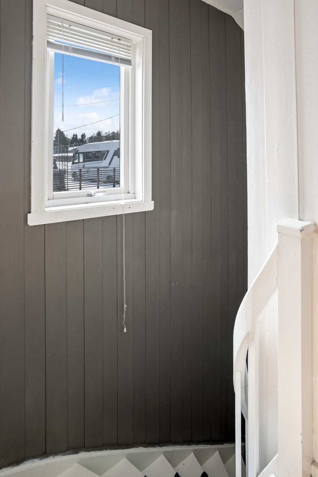 Den malte tretrappen har teppefliser i inntrinnene, som gir en lun og trygg ferdsel mellom etasjene. Galleribilde