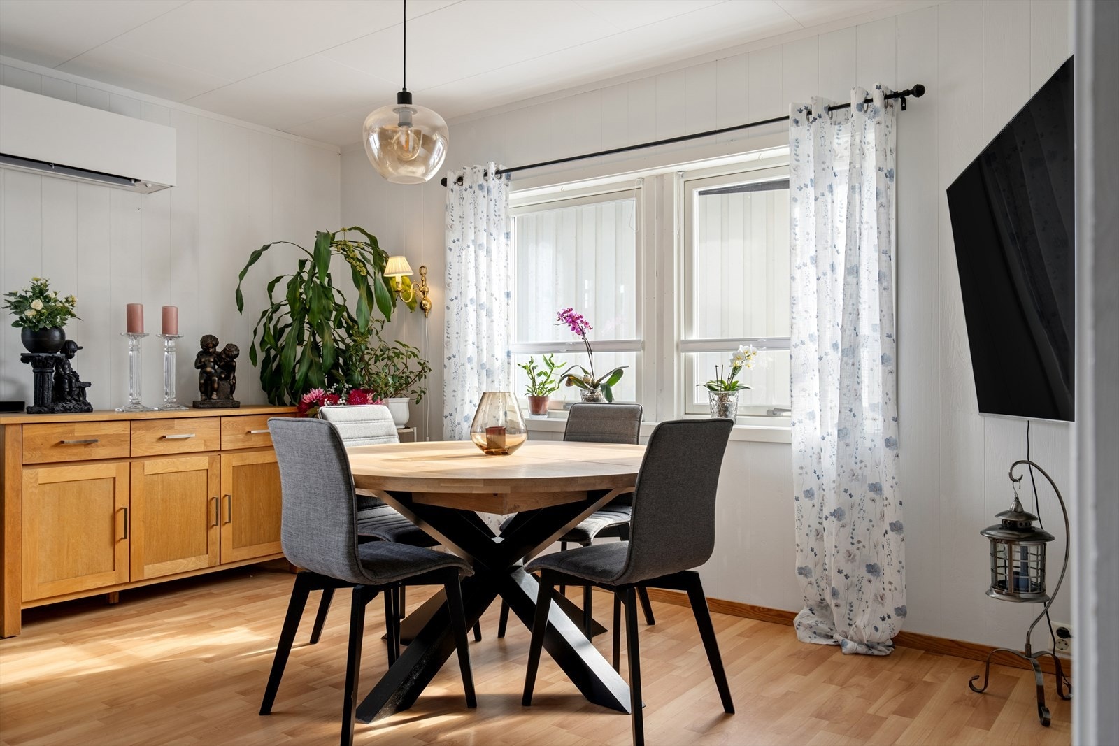 Stuen har god plass til både sofagruppe og spisebord, og er et naturlig samlingspunkt i boligen. Galleribilde