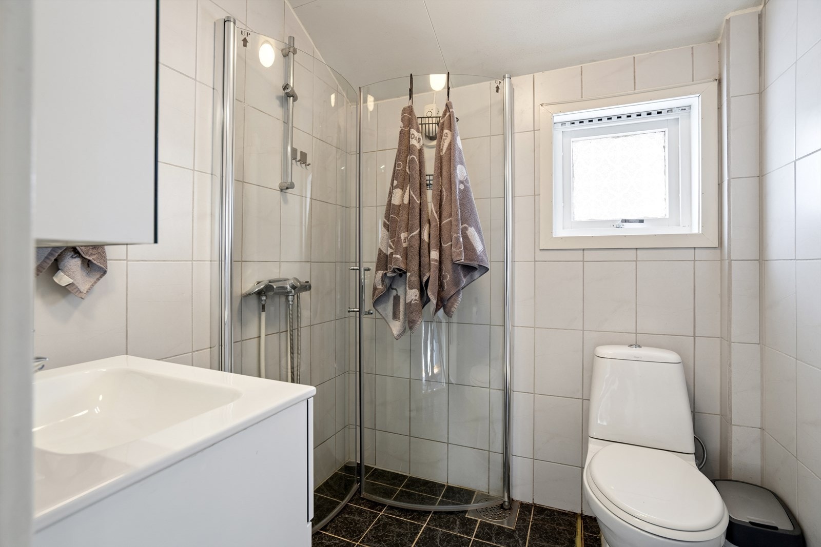 Badet i loftsetasjen er flislagt og har elektriske varmekabler i gulvet. Galleribilde