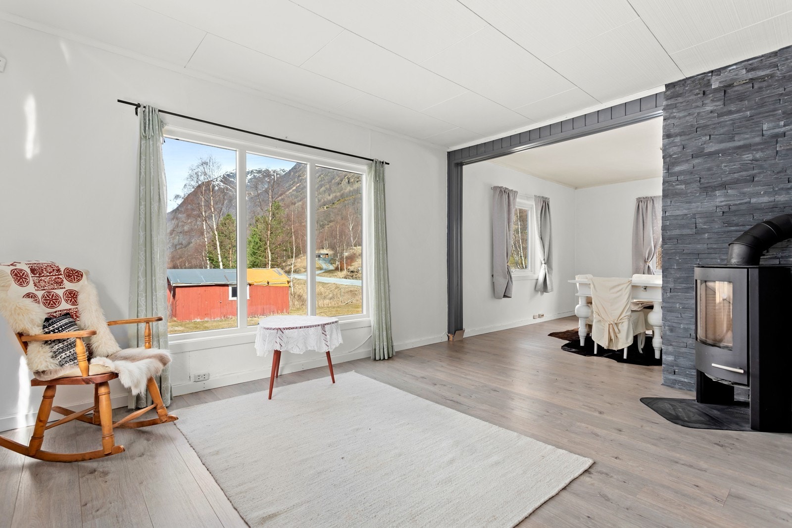 Lys og open stove med plass til møblering i ulike soner. Galleribilde