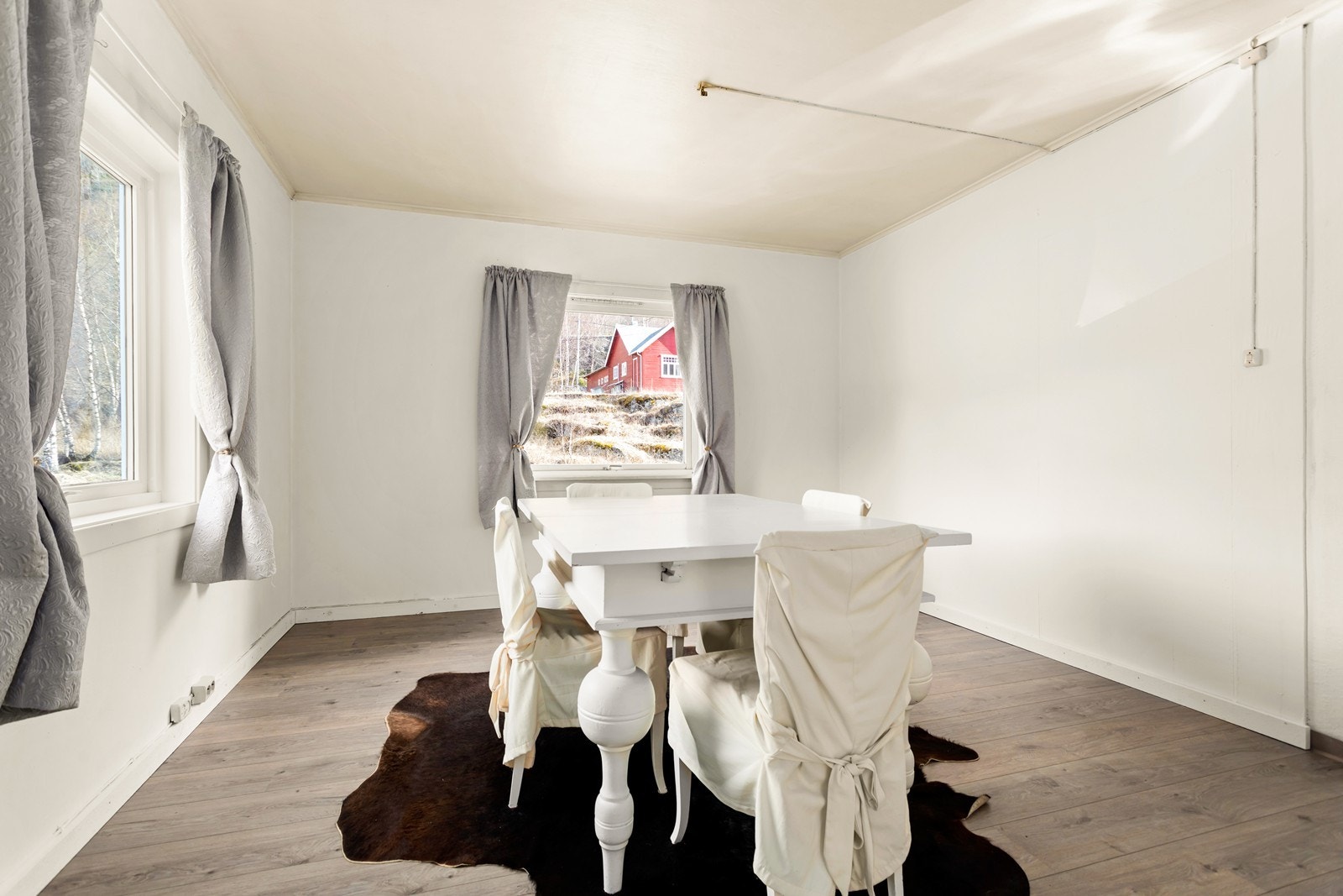 God plass til stort spisebord. Galleribilde