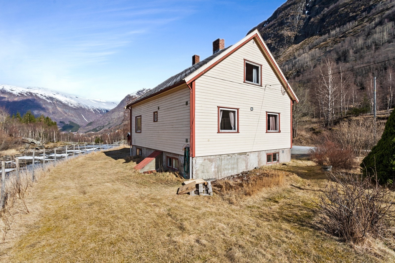 Bustaden er iflg. seljar oppført i 1953 og år over tre plan. Galleribilde
