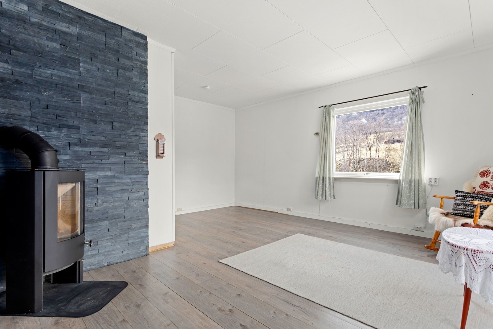 Det er installert vedomn som varmar godt på kalde dagar. Galleribilde