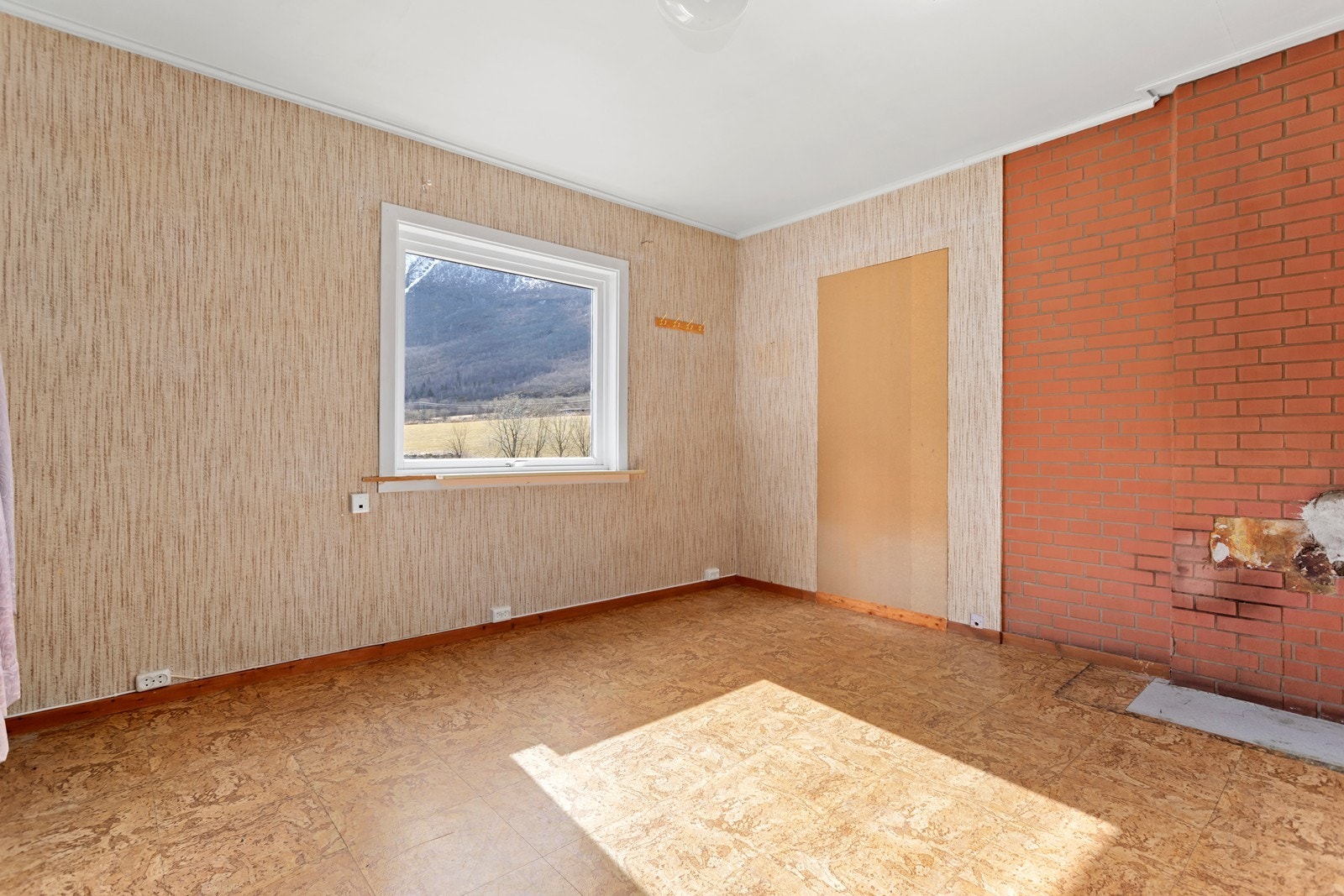 Det er eit romsleg soverom i 1. etasje. Galleribilde