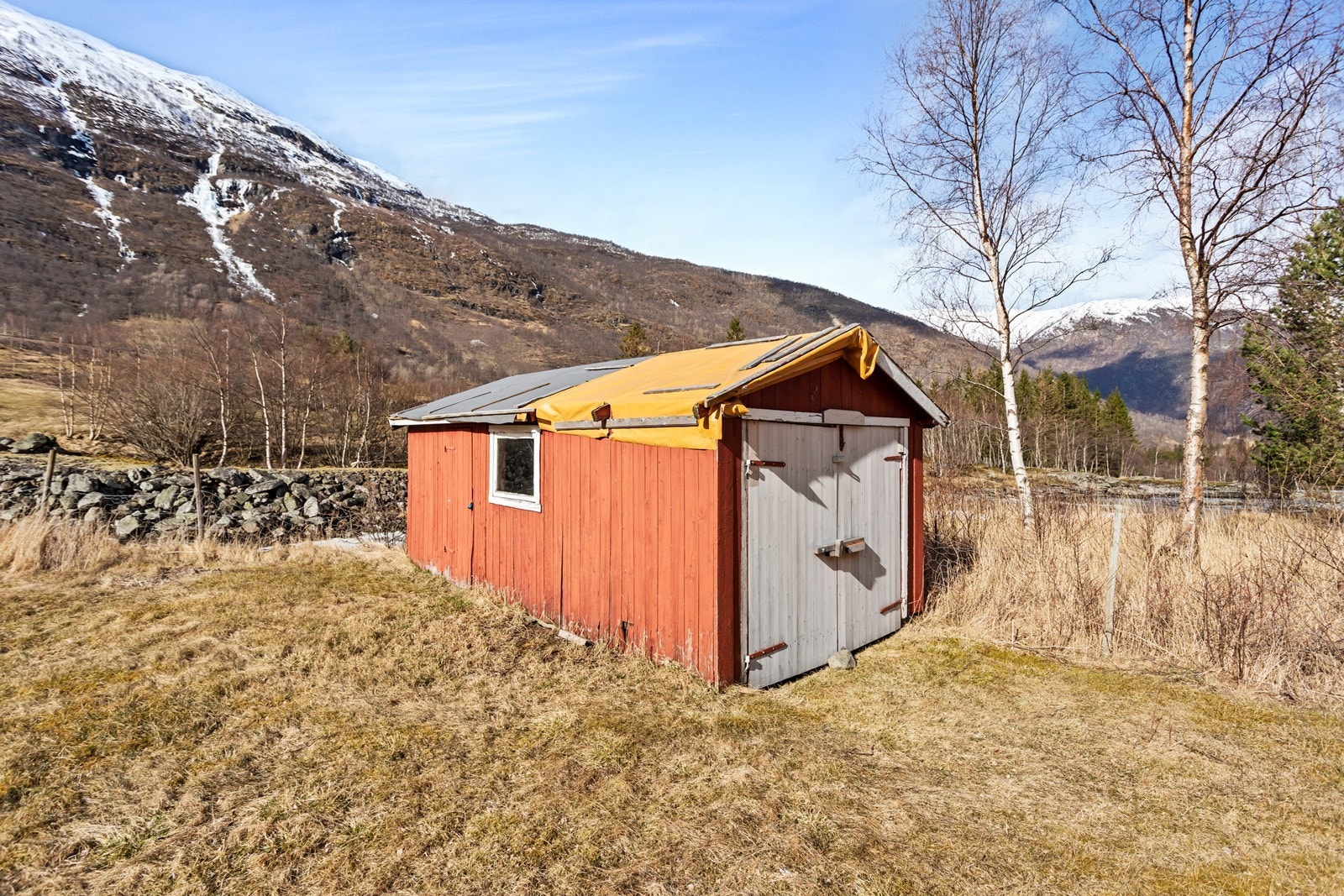Eigedomen har også eit eldre uthus. Galleribilde