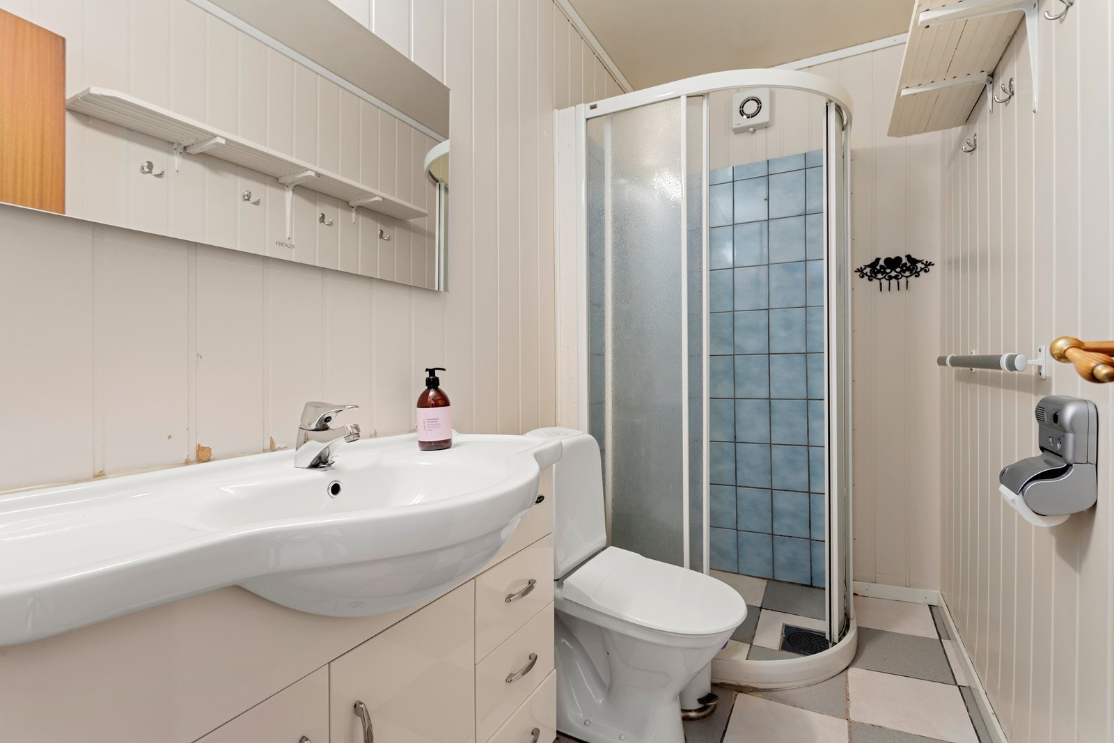 Badet har flislagt golv med varmekablar. Galleribilde