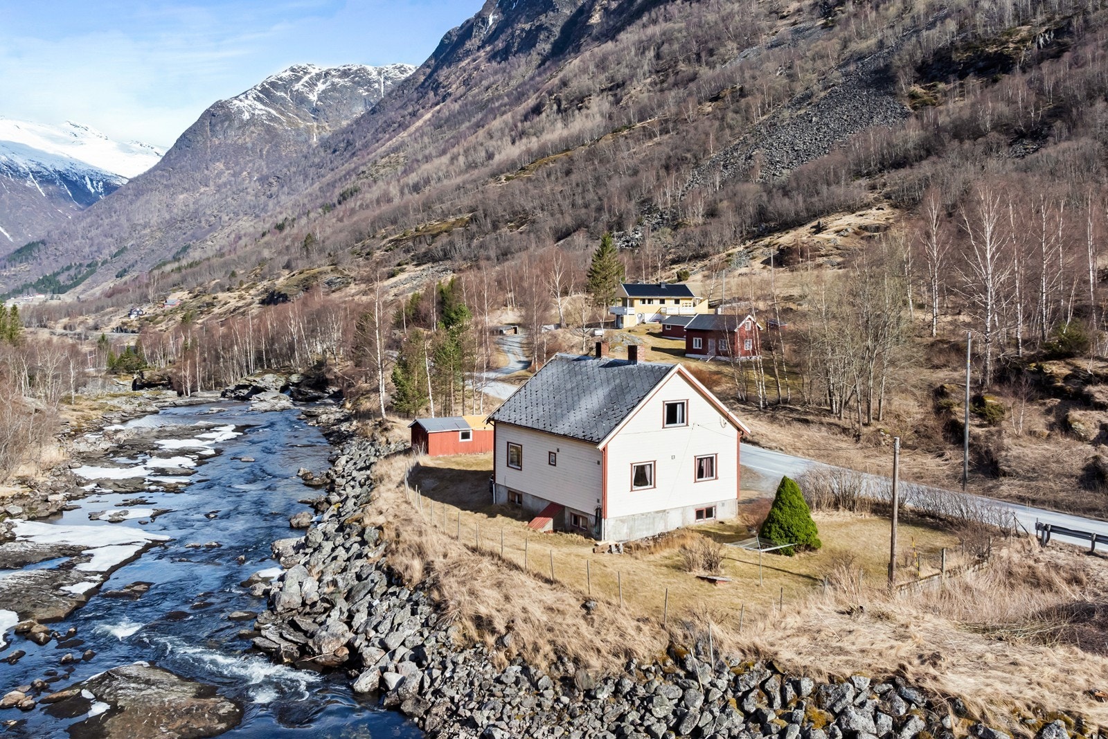 Den store tomta er på ca. 1 mål og opparbeida med stort plenaral, grusa parkering, hekk og variert beplantning. Galleribilde