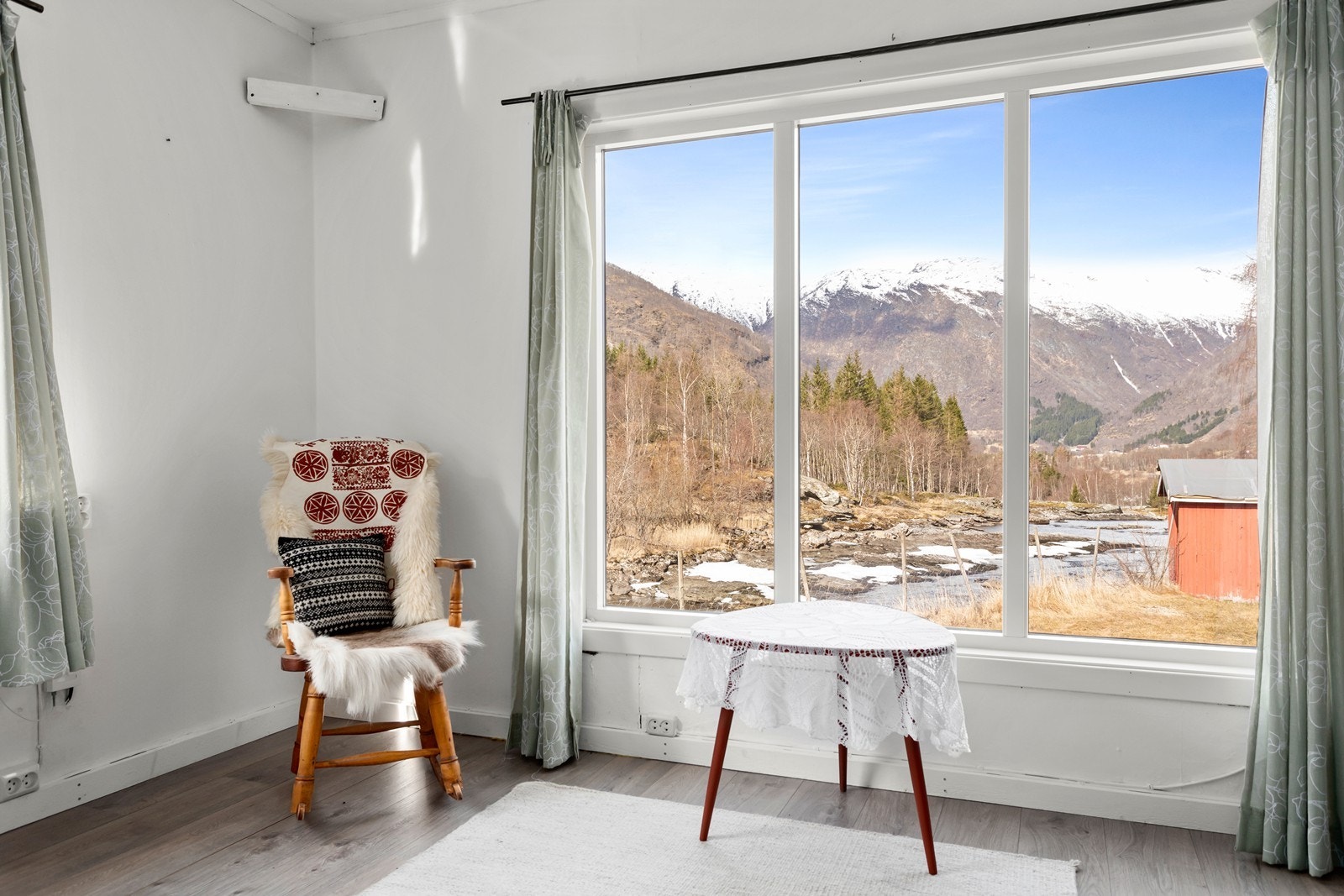 Gode vindaugflater slepp inn rikeleg med dagslys. Galleribilde
