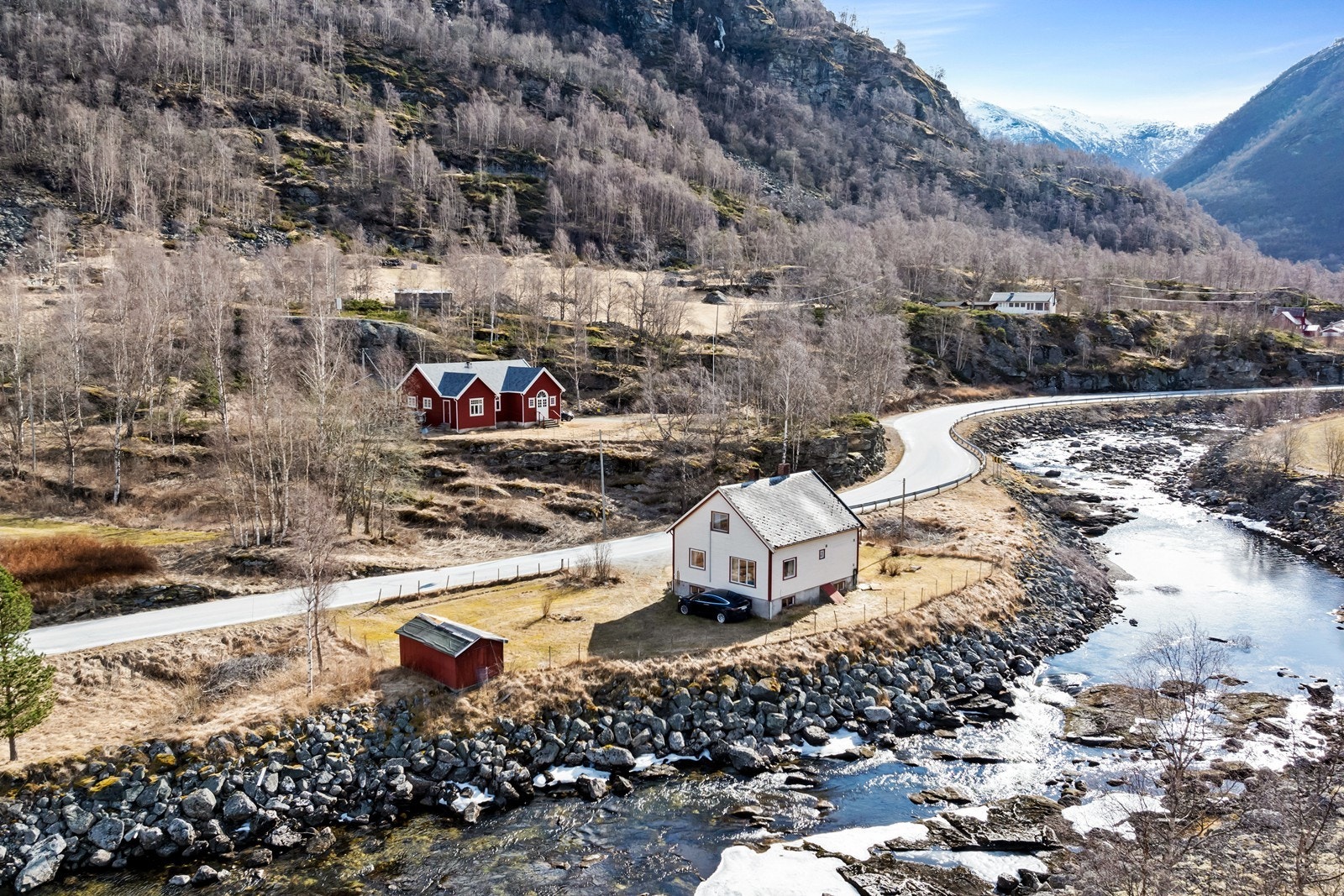 Bustaden ligg i landlege og naturskjønne omgivelsar, ca 5 minutt med bil til Borgund sentrum. Galleribilde