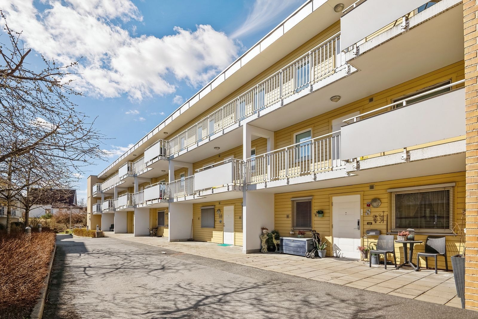 Velholdt fasade og hyggelig bakgård. Galleribilde
