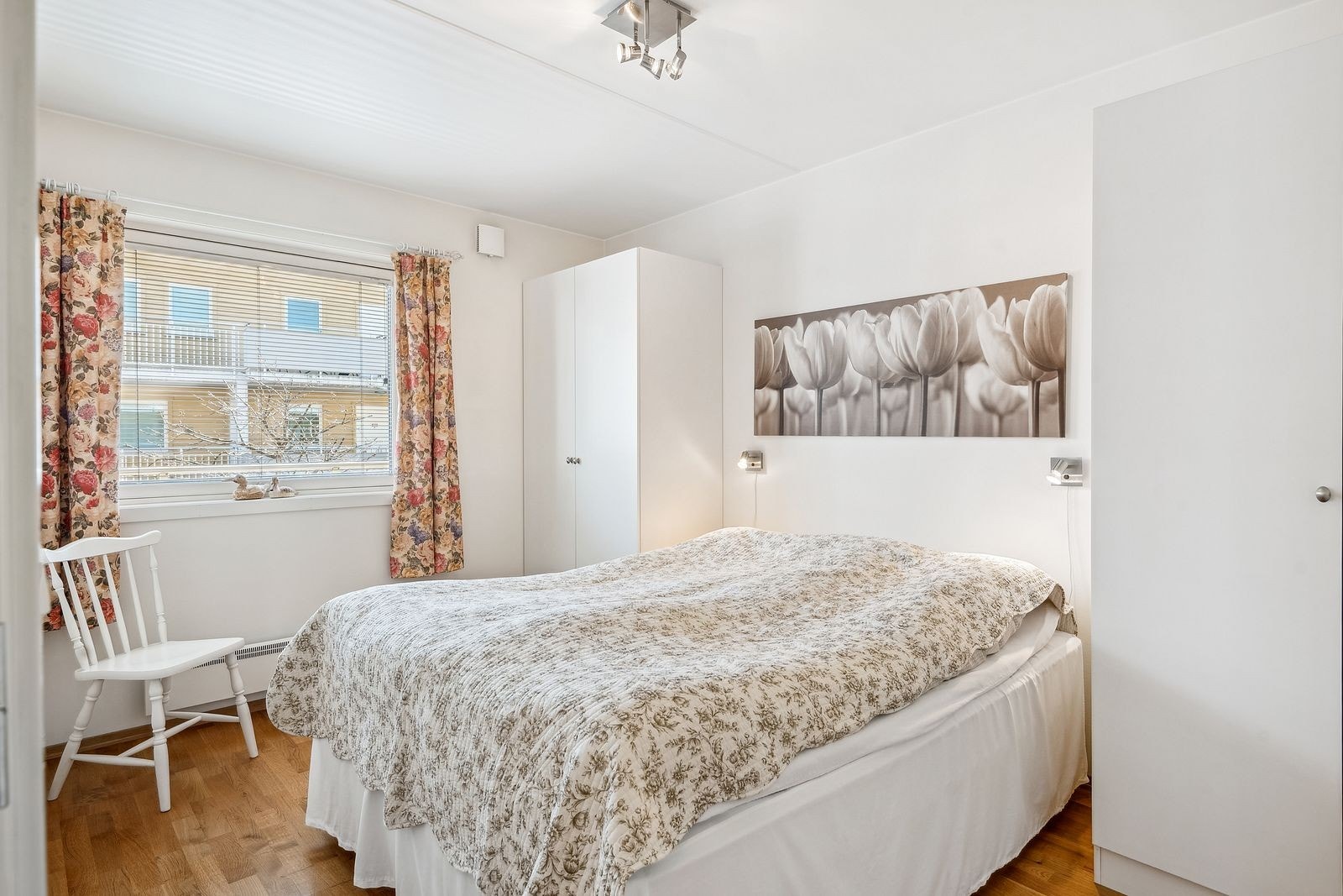Romslig hovedsoverom med god plass til dobbeltseng og skap. Galleribilde