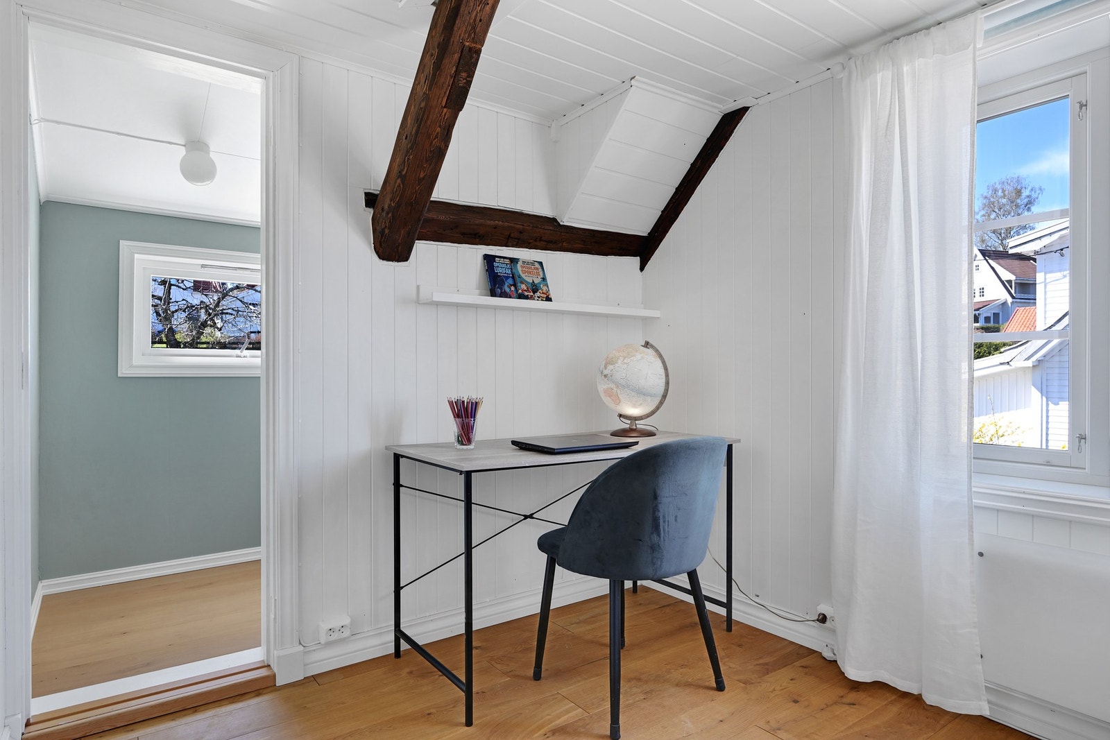 Lyst soverom med plass til seng og pult for de som ønsker denne løsningen. Galleribilde