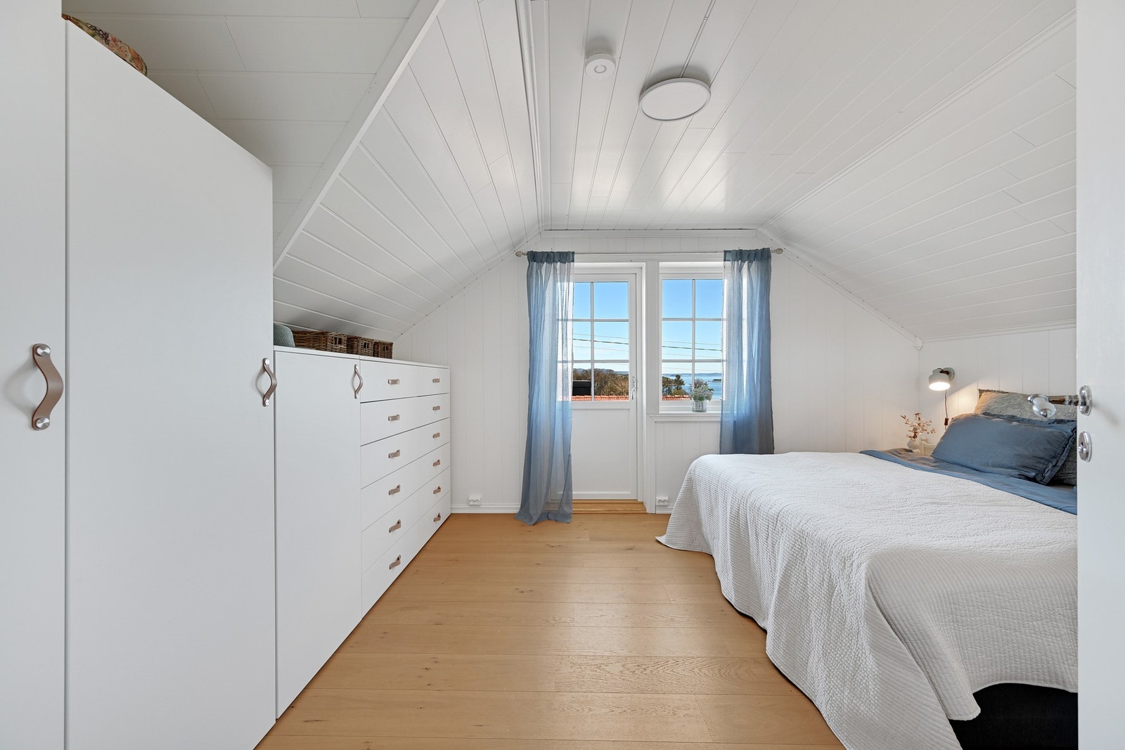 Garderobeløsningen på hovedsoverommet medfølger handelen. Galleribilde