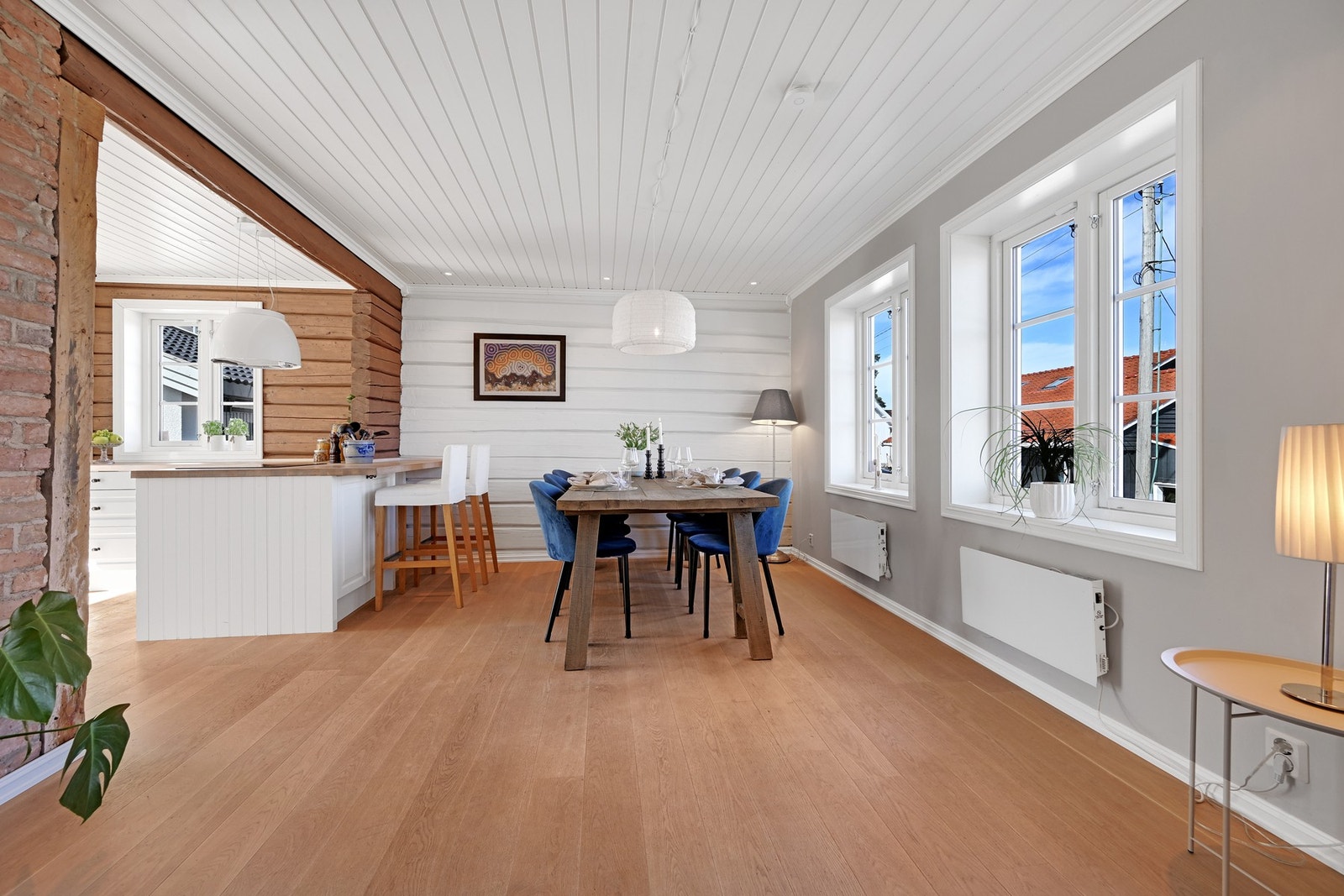 Stuen, spisestuen go kjøkkenet har brede og moderne parkett gulv, vegger malt i en delikat farge og lysmalt himling. Galleribilde