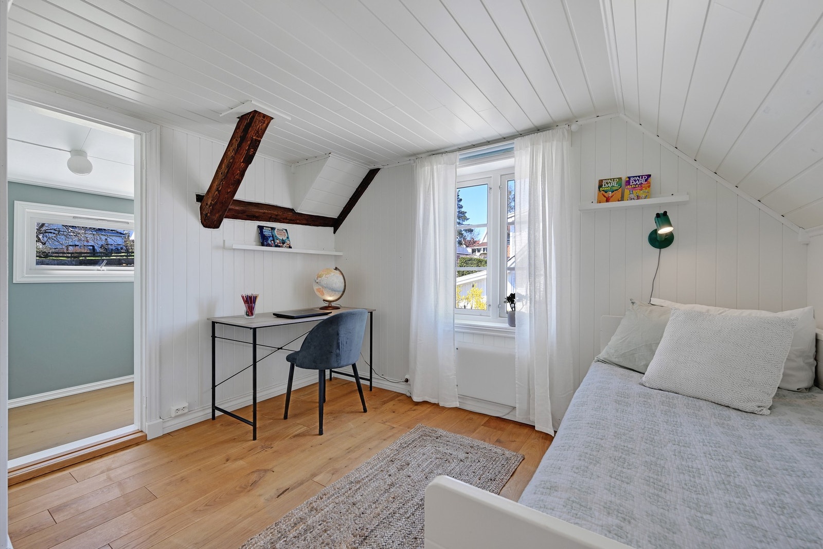 Lyst soverom med tøffe og synlige bjelker. Fra vinduet har man flott utsikt. Galleribilde