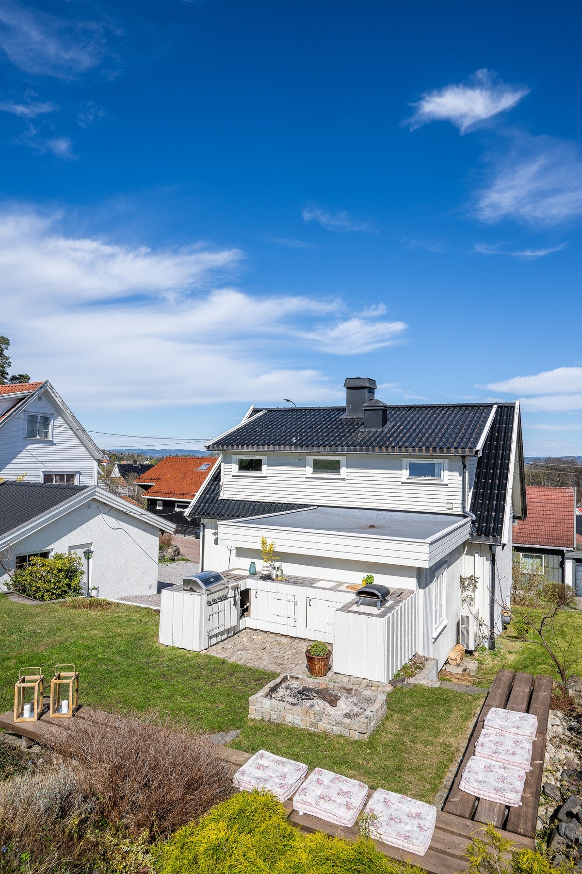 Det er flere hyggelige uteplasser på eiendommen og man har sågar laget seg en plass til utekjøkkenet Galleribilde