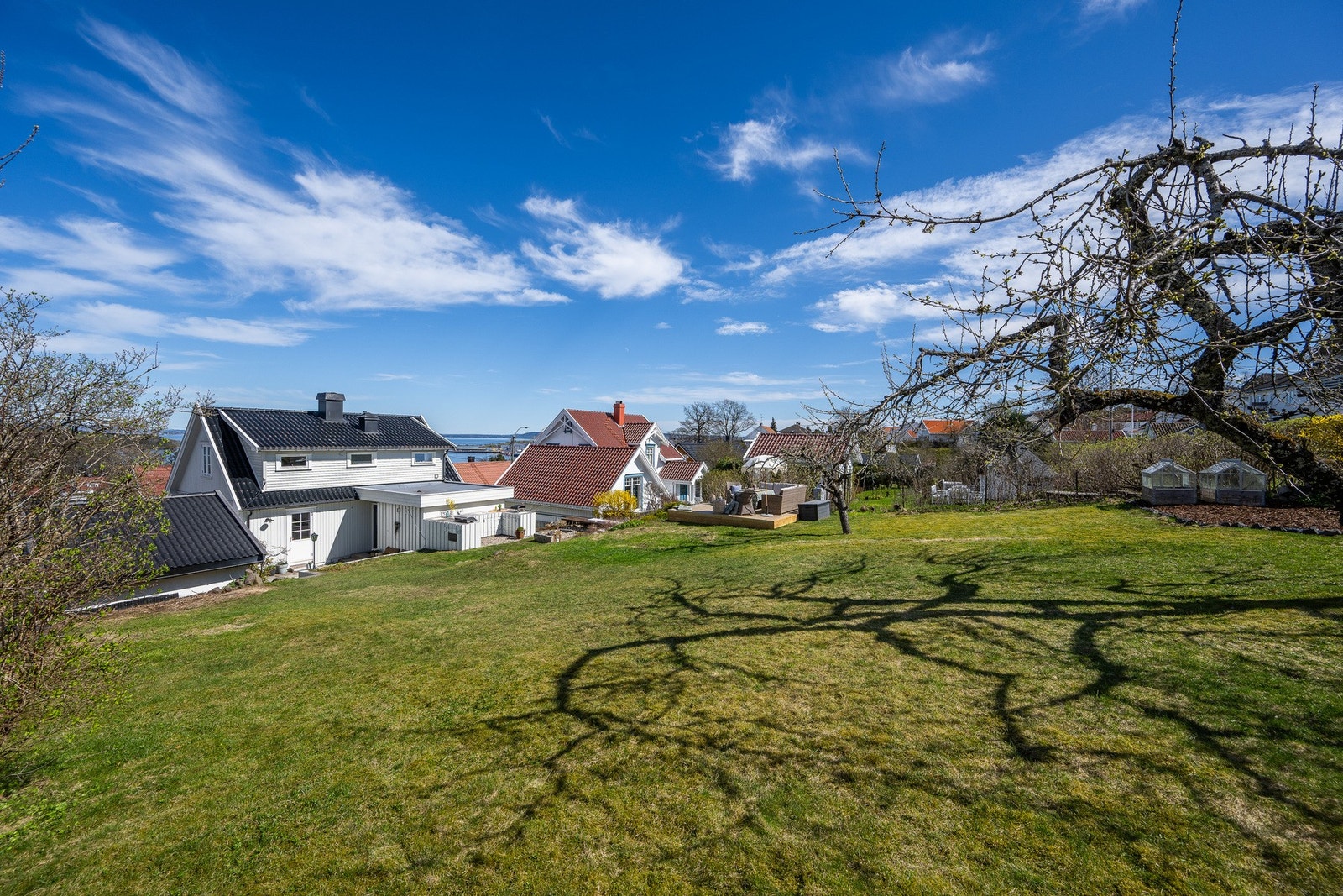 Meget solrik eiendom på hele 897,7 kvm. Her er det boltreplass for hele familien. Galleribilde