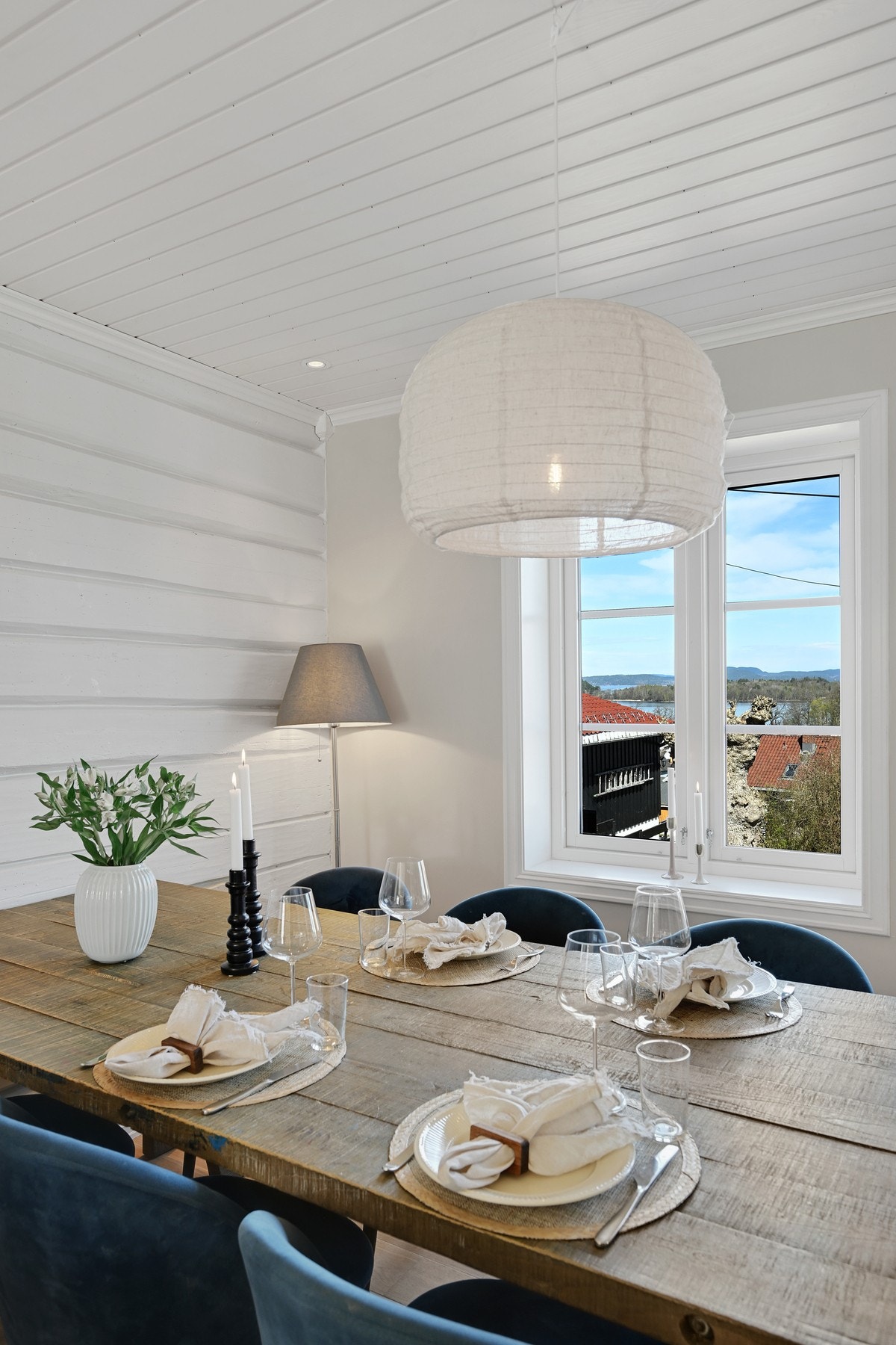 Fra spisestuen og stuen har man flott utsikt utover Oslofjorden og området forøvrig Galleribilde