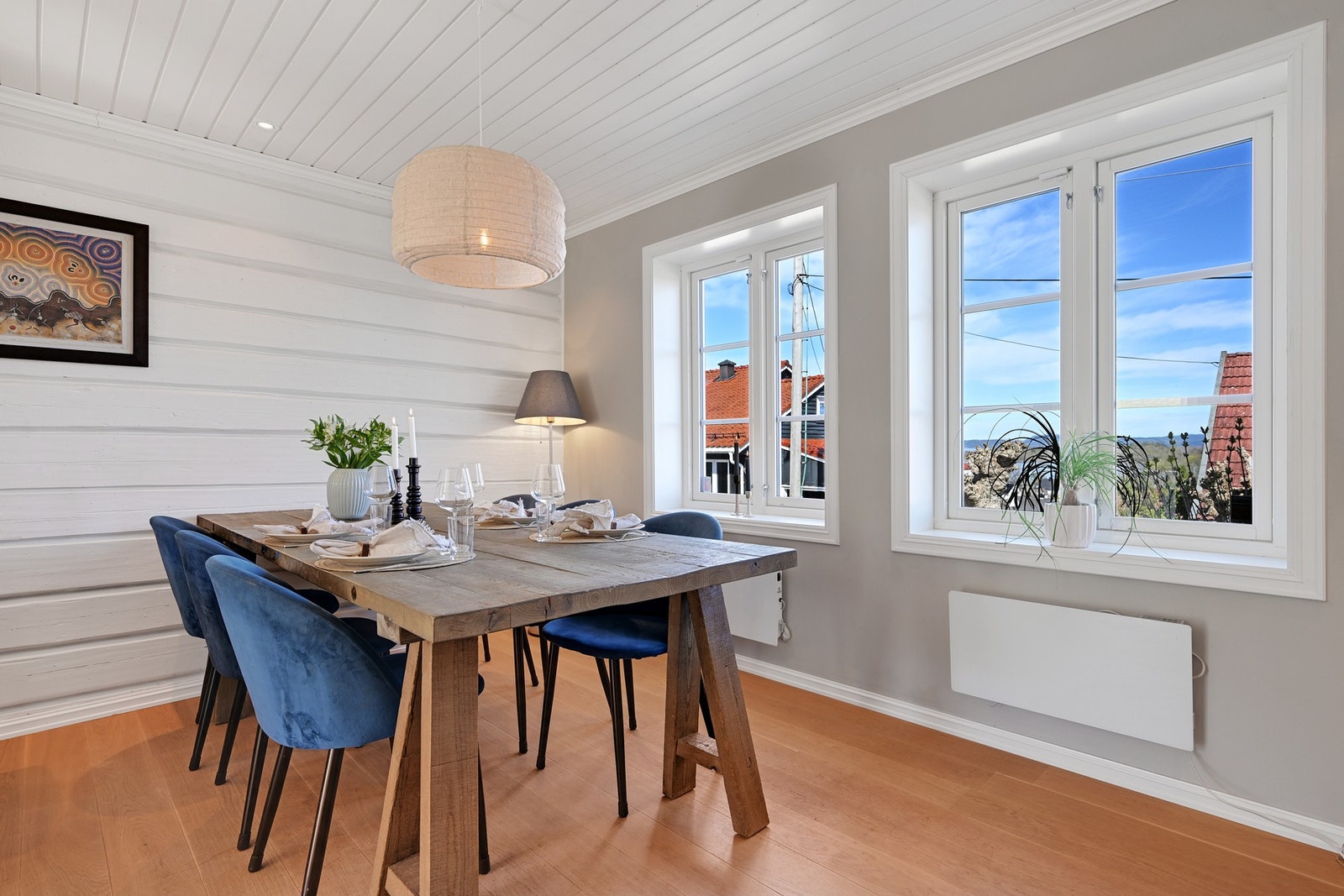 Lys og luftig spisestue med store vinduer som slipper inn mye naturlig lys. God plass til stort spisebord. Galleribilde